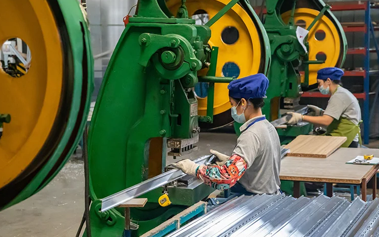M&W-office-furniture-aluminum-extrusion-workshop
