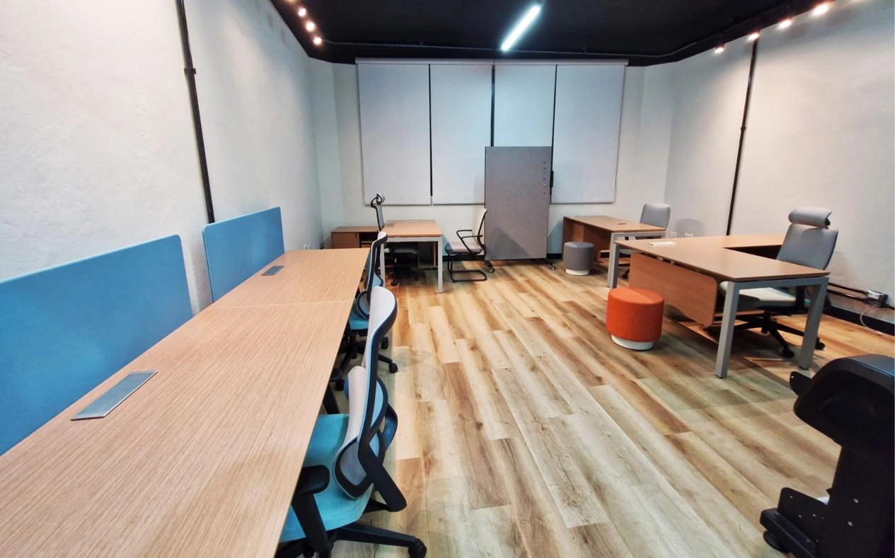 Integrating Desk Systems and Ergonomic Office Chairs for Creative Teams