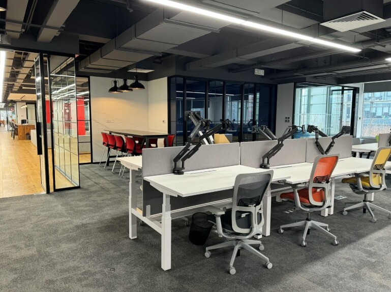 deepseek-office-area-design-desks-chairs