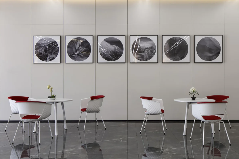 M&W-White-coffee-tables-vl-round-table-with-chairs